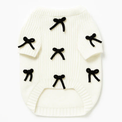 Witte gebreide hondentrui met zwart strikeontwerp